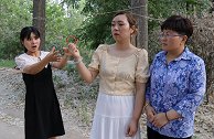 大妈借给美女邻居10万，没想邻居有钱不还，好心喂了“白眼狼”