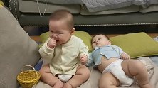 这是啥情况啊，弟弟面无表情躺在床上，哥哥却生气的坐着！