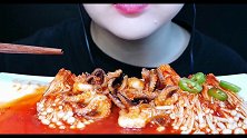 小姐姐吃香辣金针菇搭配小章鱼，看着是不是感觉很有食欲呢