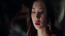 零花钱一给就是一沓，这美女是土豪的节奏啊