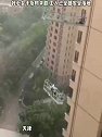 天津：3名工人高空作业突遇大风，吊篮在空中摇摆砸向外墙