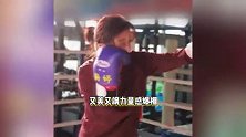 50岁梅婷晒打拳视频，又美又飒眼神杀超绝，网友：早这样能被安嘉和揍？