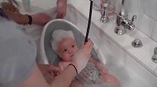 全家人给小宝宝洗澡澡，小家伙优雅的像个小公主一样，简直美呆了