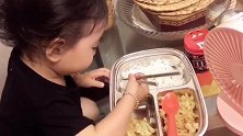 小宝宝在吃的事情上是无师自通，都没人教，宝宝居然会使用筷子了