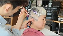 66岁阿姨头发花白不愿染，发型师这样剪，自然也很美