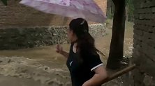 突降特大暴雨，小媳妇赶忙去挡水，没想到差点被水冲跑！