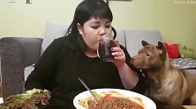 韩国胖妞吃拌面，用生菜包着吃更健康