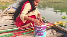 女孩在木船上钓鱼，这么多根竿她忙得过来么？