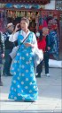 遇见一个很有民族风情的姑娘，独特的气质很引人注目！