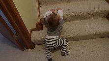 弟弟不敢下楼梯，姐姐亲自上阵做示范，这招太绝了