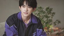 易烊千玺 紫色拼接运动套装，像邻家男孩一样干净帅气