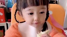 小恬恬吃煎饼，吃得太香啦