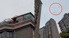 上海一隔离居民站楼顶狂撒百元大钞