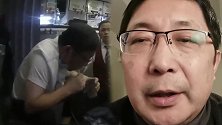 “飞机上吸尿”医生：无法虹吸排尿，用嘴能最快帮老人转危为安