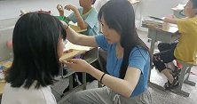 湖北孝感：乡村教师为学生剪刘海：父母不在，老师就是亲人