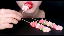 美如画的樱花马林蛋白糖串，小姐姐总是能发现如此精致的甜点呀