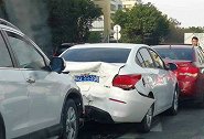 前车突然变道，后车躲避不及导致追尾要负全责？记住这招保平安！
