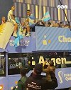 花车巡游！阿根廷队冠军大巴车行驶在多哈街头庆祝夺冠