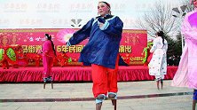 85岁老人踩高跷，动作依然优雅不输年轻人！