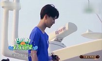 青春环游记大勋以身作则鼓励弟弟，直接跳入海里，范丞丞懵了！