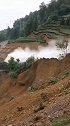 恐怖！约200万方山体整体缓缓下移，山坡下的人大喊：快走