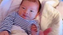 小宝宝洗完澡一个人睡在床上玩，接下来的表情好萌啊，真叫人喜欢