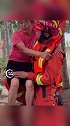 在河南多地救援现场，消防官兵以腿为凳助老人休息，这样的举动不仅是感人更是心疼。