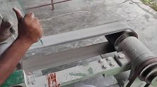 启动砂带机，打磨玻璃棱角，这种加工方式还是第一次见