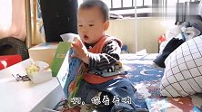 1岁宝宝手速也太快了，一眨眼就把书撕坏了，这要是拆家可厉害了