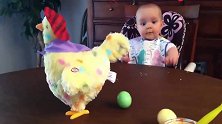 妈妈买的玩具鸡突然下蛋了，小宝宝惊讶坏了，连比划带说的！