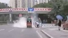 重庆：帅！路遇三轮车起火，公交司机拎灭火器飞奔下车