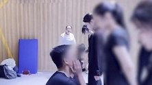 辣眼！男生排队给女生下跪扇耳光认错 学校回应：排练汇演的片段