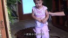 泰国一家动物园，让黑猩猩戴口罩骑车消毒，引发网友争议