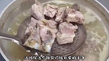 炖排骨莲藕汤时，切记不要直接下锅炖，教你一招，汤鲜味美不发黑
