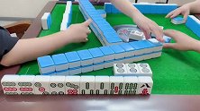 四川麻将：小姐姐碰牌太多，飘家有点狠，惹不起我躲得起！