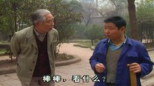 棒棒走在大街上，想打路上井盖的主意，万万没想到却被人发现了