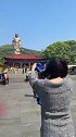 女博主青书拿着切尔西球衣去拜佛