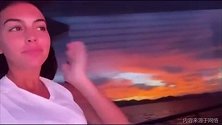 C罗女友乔治娜游艇晒绝美景色 落日余晖景美人更美