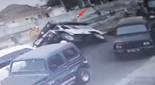 惊险！汽车突然接连滚入路边深坑 乘客迅速跳车逃过一劫