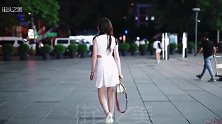 三里屯街拍：嫩黄色小吊带搭配的曲线妹子，这么晚你在等谁