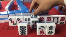 今天公司休班，小伙直奔麻将馆，和牌友高兴的搓麻将