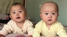 龙凤胎宝宝好可爱，尤其是一起趴在床上的样子，这笑容太可爱了！