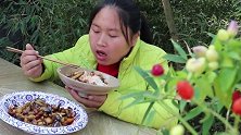 胖妹嘴馋吃肉末茄子，加点火锅底料馋哭了，吃相真够馋人