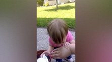 宝贝，你妈妈不让你碰，你怎么还咬你妈妈！
