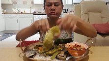 泰国大妈吃蒸鱼，这么多蔬菜难怪这么瘦，胃口还是很大
