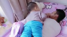 亲生的就是不一样，揍你一顿，还得高高兴兴的挨着