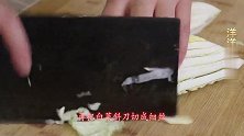 冬天白菜就爱这吃法，加上2土豆，简单一做，出锅全家都爱吃