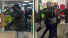 英国：超市内发生暴力事件，8名男子打群架用酒瓶互砸