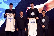 李慕豪和范子铭正式获得新赛季首钢战袍 分别身披2号和17号
