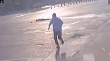 暖！执勤交警十字路口突然栽倒，公交司机立马下车狂奔扶起